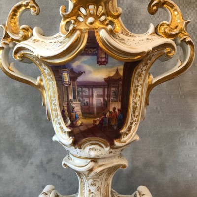 Grand vase d'époque 19 ème en porcelaine de Vieux Paris