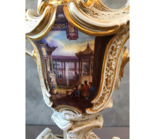 Grand vase d'époque 19 ème en porcelaine de Vieux Paris