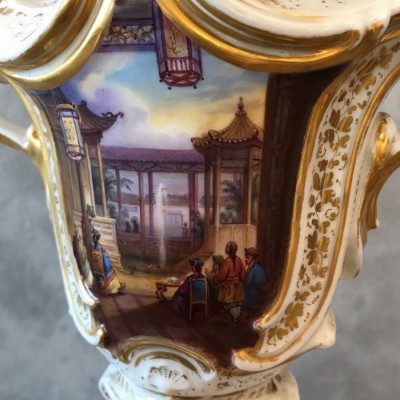 Grand vase d'époque 19 ème en porcelaine de Vieux Paris