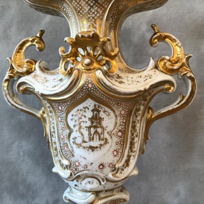 Grand vase d'époque 19 ème en porcelaine de Vieux Paris