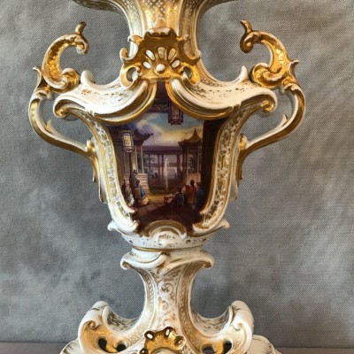 Grand vase d'époque 19 ème en porcelaine de Vieux Paris