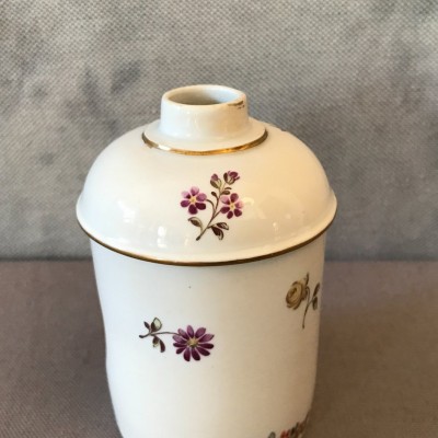 Petit pot en porcelaine de Frankethal vers 1775