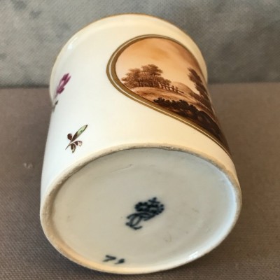 Petit pot en porcelaine de Frankethal vers 1775