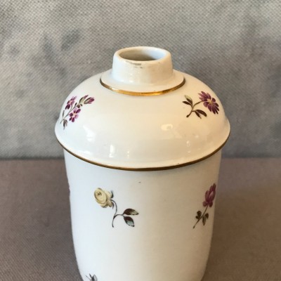 Petit pot en porcelaine de Frankethal vers 1775