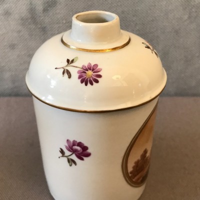 Petit pot en porcelaine de Frankethal vers 1775