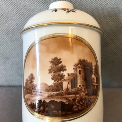 Petit pot en porcelaine de Frankethal vers 1775