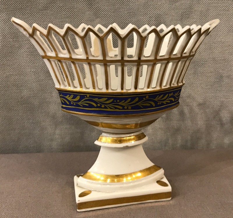 Petite coupe navette en porcelaine de Vieux Paris d'époque 19 ème