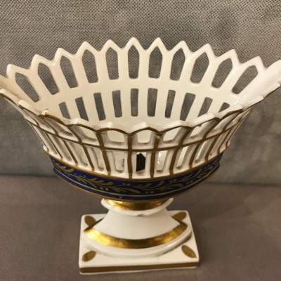 Petite coupe navette en porcelaine de Vieux Paris d'époque 19 ème