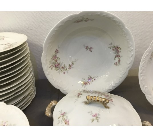 Service de table en porcelaine dans le goût du Limoges