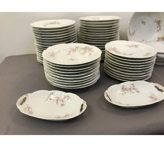 Service de table en porcelaine dans le goût du Limoges