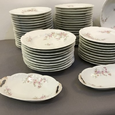 Service de table en porcelaine dans le goût du Limoges