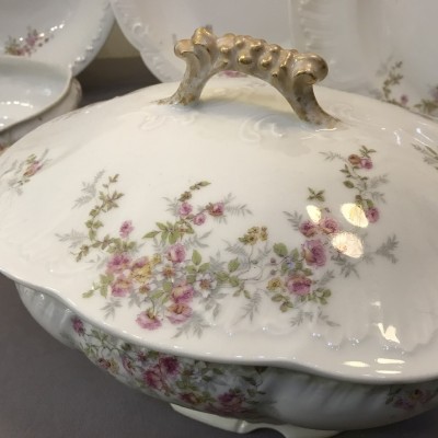 Service de table en porcelaine dans le goût du Limoges