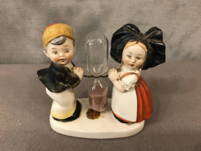 Couple d’Alsaciens sablier en faïence fine d’époque vers 1930