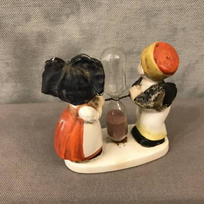 Couple d’Alsaciens sablier en faïence fine d’époque vers 1930