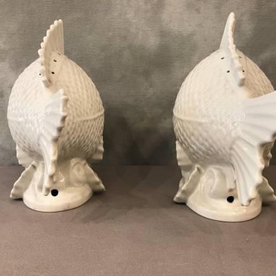 Paire de poissons en porcelaine blanche vers 1940