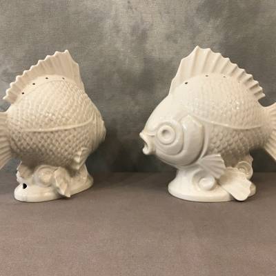 Paire de poissons en porcelaine blanche vers 1940