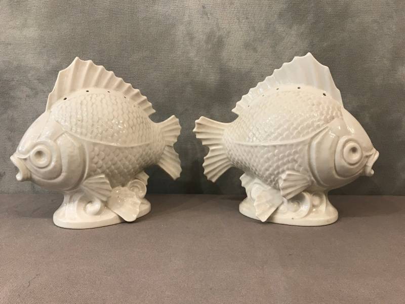 Paire de poissons en porcelaine blanche vers 1940