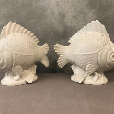 Paire de poissons en porcelaine blanche vers 1940