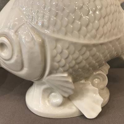 Paire de poissons en porcelaine blanche vers 1940