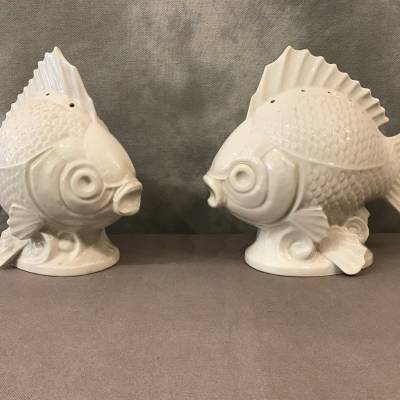 Paire de poissons en porcelaine blanche vers 1940