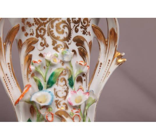 Paire de vases en porcelaine de Vieux Paris d'époque 19 ème