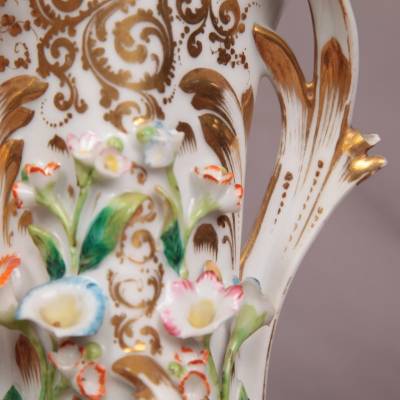 Paire de vases en porcelaine de Vieux Paris d'époque 19 ème