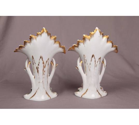 Paire de vases en porcelaine de Vieux Paris d'époque 19 ème