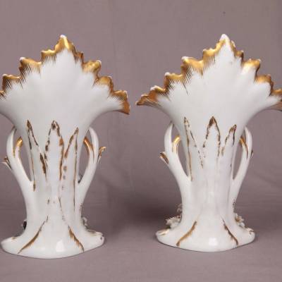 Paire de vases en porcelaine de Vieux Paris d'époque 19 ème