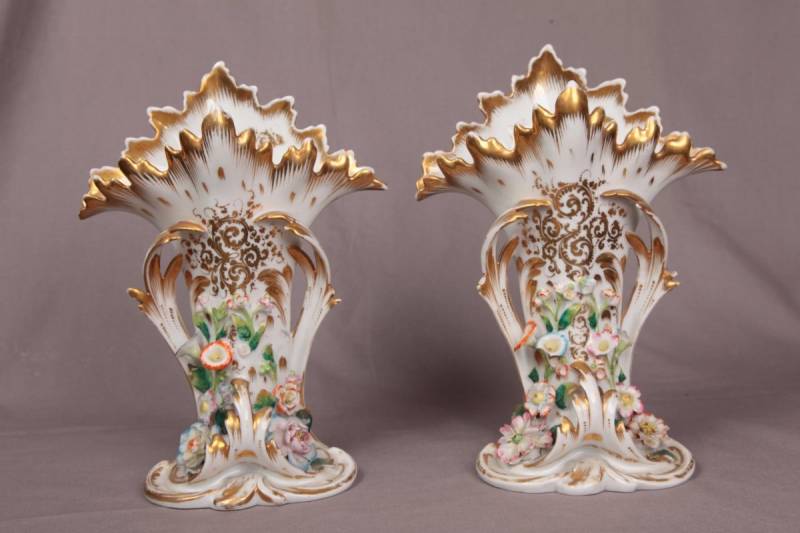 Paire de vases en porcelaine de Vieux Paris d'époque 19 ème