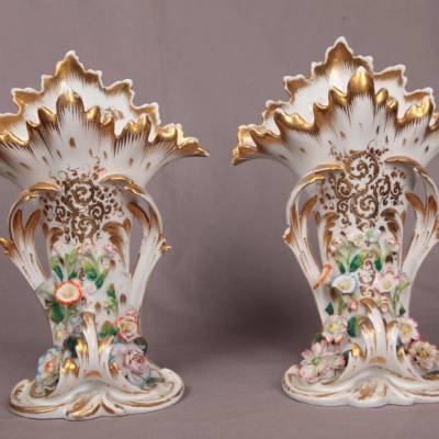 Paire de vases en porcelaine de Vieux Paris d'époque 19 ème