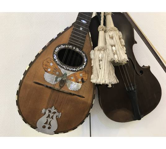 Trophée de musique décor d’un violon et d’une mandoline d’époque 19 ème