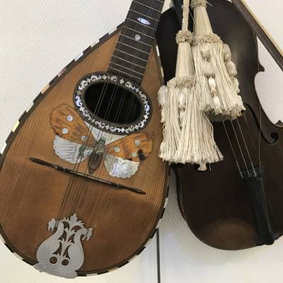 Trophée de musique décor d’un violon et d’une mandoline d’époque 19 ème