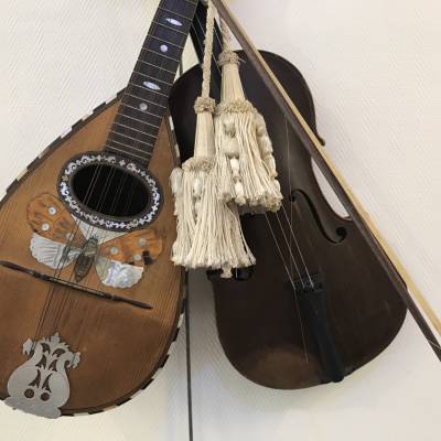 Trophée de musique décor d’un violon et d’une mandoline d’époque 19 ème