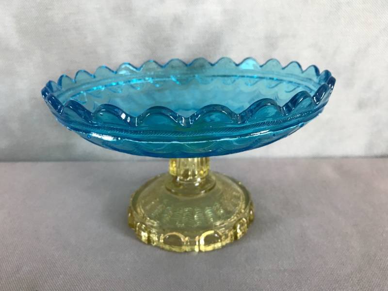 Coupe en verre pressé modèle de Georges Sand signé Portieux vers 1900