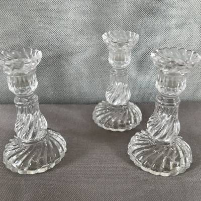 Trois petits bougeoirs en verre pressé vers 1900