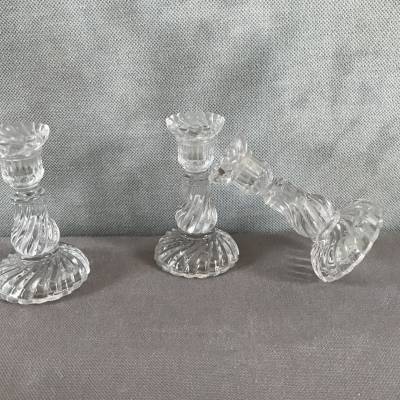 Trois petits bougeoirs en verre pressé vers 1900