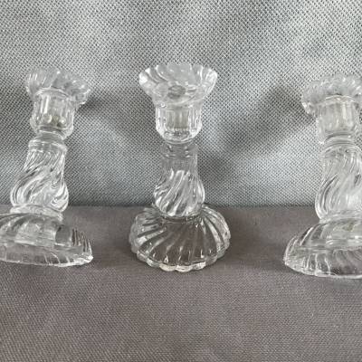 Trois petits bougeoirs en verre pressé vers 1900