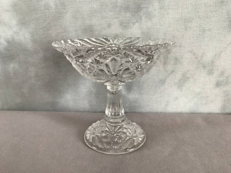 Coupe en verre pressé vers 1900 à pied douche