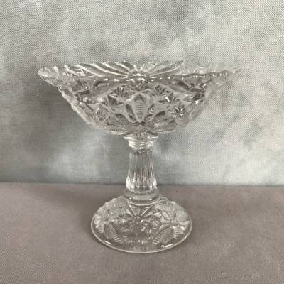 Coupe en verre pressé vers 1900 à pied douche