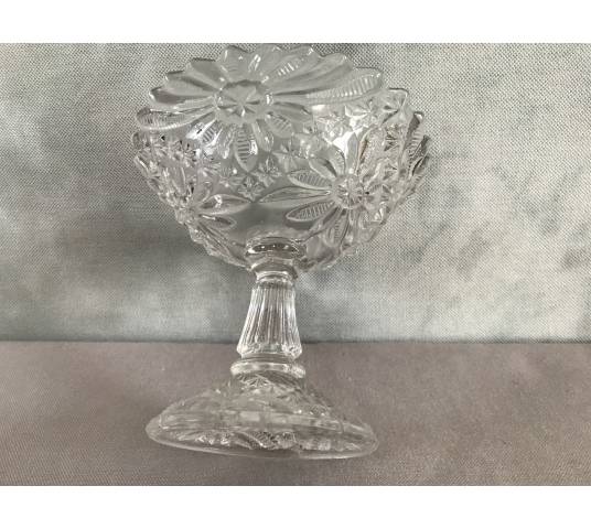 Coupe en verre pressé vers 1900 à pied douche