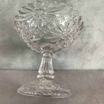 Coupe en verre pressé vers 1900 à pied douche