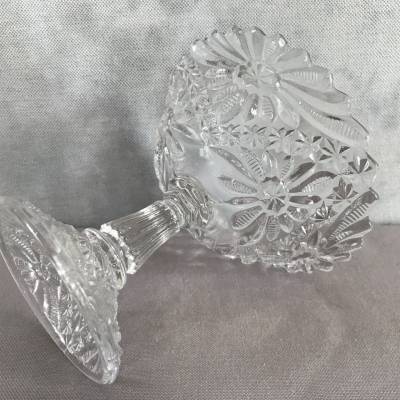 Coupe en verre pressé vers 1900 à pied douche