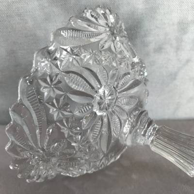 Coupe en verre pressé vers 1900 à pied douche