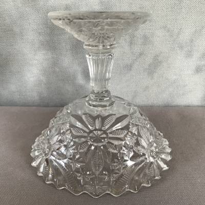 Coupe en verre pressé vers 1900 à pied douche