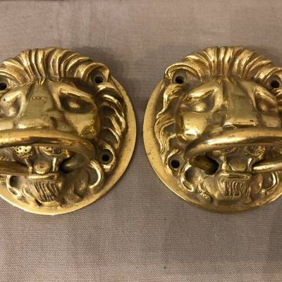 Two beautiful polished and polished bronze heads of epoch 20