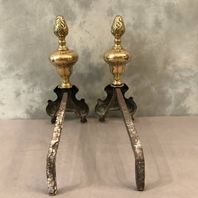 Paire de chenets anciens d'époque Louis XIV en bronze et laiton poli