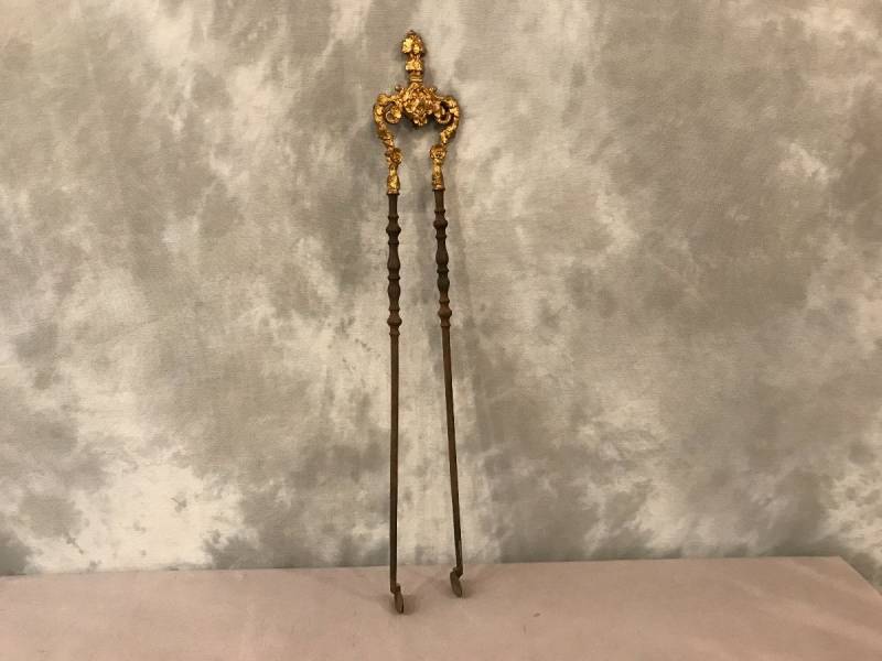 belle pince de cheminée ancienne en fer et bronze doré de style Louis XV d'époque 19 ème