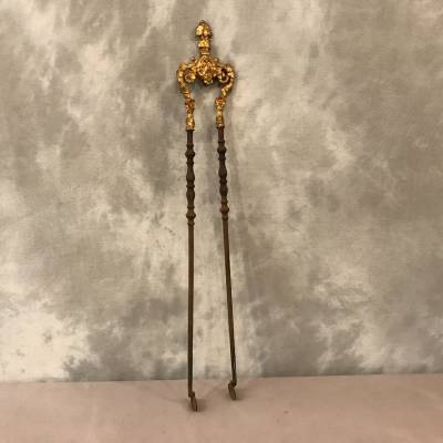 belle pince de cheminée ancienne en fer et bronze doré de style Louis XV d'époque 19 ème