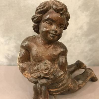 Elégant petit amour en bois sculpté d'époque 18 ème