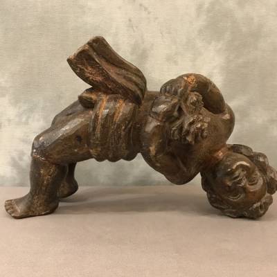 Elégant petit amour en bois sculpté d'époque 18 ème